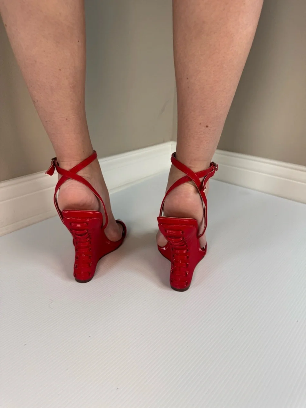 Azalea Wang Sawney Red Sculpted Wedge Heels Patent Ankle Strap Sandals Sz 7.5, 8 - Picture 3 of 7